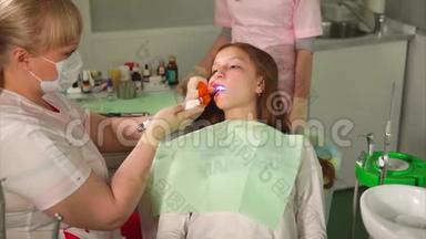 牙科轻型牙齿用紫外线填充。 牙齿填充。 儿童病人。